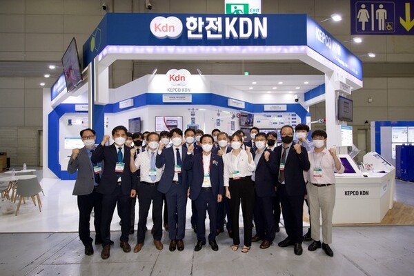 전시회에 참석한 김장현 사장(맨 앞줄 가운데)과 직원들이 기념촬영을 하고 있다.(사진=한전KDN)