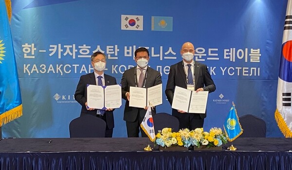 17일 서울 소공동 롯데호텔에서 권형택 HUG 사장(좌측), 바이테렉 회장(가운데), KHC 사장(우측)이 MOU 체결식 후 기념촬영을 하고 있다. /HUG 제공