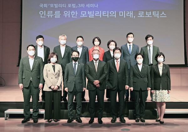 13일 현대모터스튜디오 고양에서 열린 국회 모빌리티 포럼 3차 세미나에서 참석자들이 기념촬영을 하고 있다.(앞열 좌측부터) 국민의힘 정희용, 양금희, 더불어민주당 이원욱 의원, 현대자동차그룹 정의선 회장, 국민의힘 권성동, 무소속 양향자, 양정숙 의원(뒷열 좌측부터) 한국자동차산업협회 정만기 회장, 더불어민주당 홍성국, 국민의힘 김희곤, 이 영, 한무경, 더불어민주당 장경태 의원, 현대자동차그룹 공영운 사장 / 사진=현대차