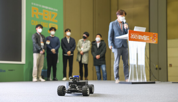 로봇챌린지 참가팀이 현장 로봇의 작동원리에 대해 설명하고 있다/한국중부발전 제공.
