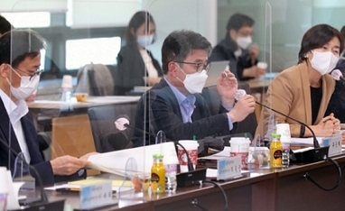 류근혁 보건복지부 2차관이 28일 서울 서초구 국제전자센터에서 열린 제23차 건강보험정책 심의위원회를 주재하고 있다./제공=보건복지부