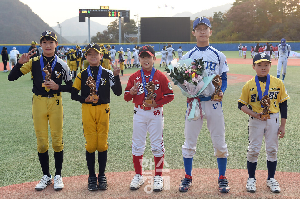 각 리그 최우수선수 권민재(왼쪽부터), 황현민, 김도형, 박건영, 이민환이 기념촬영하고 있다.