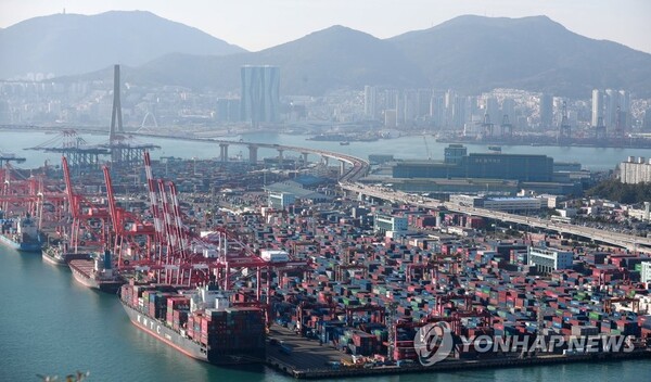 10월 수출이 역대 수출액 2위에 해당하는 555억5000만달러를 기록했다(사진=연합).