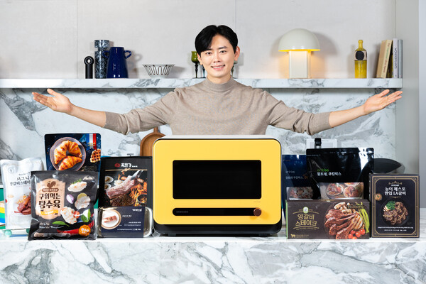 삼성전자 모델이 서울 논현동에 위치한 삼성 디지털프라자 강남본점에서 새롭게 추가되는 비스포크 큐커 전용 밀키트와 간편식 제품들을 선보이고 있다. /사진=삼성전자