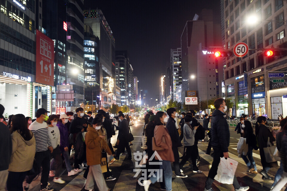 5일 서울 마포구 홍대입구역 인근에서 시민들이 이동하고 있다. 임민환 기자 limm@sporbiz.co.kr