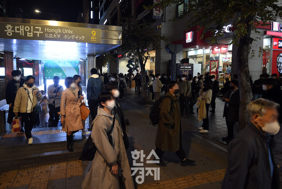 5일 서울 마포구 홍대입구역 인근에서 시민들이 이동하고 있다. 임민환 기자 limm@sporbiz.co.kr