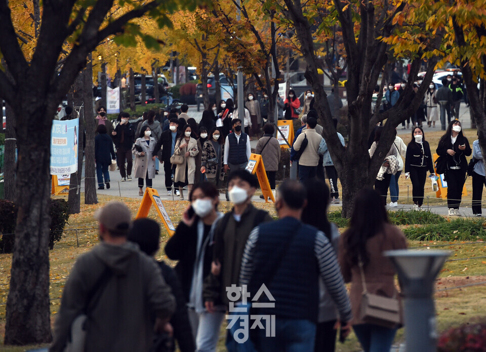 5일 서울 마포구 서교동 연남동 경의선 숲길을 찾은 시민들이 가을 정취를 즐기고 있다. 임민환 기자 limm@sporbiz.co.kr