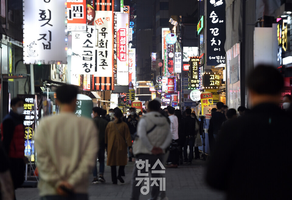 5일 서울 종로구 종각역 젊음의 거리를 찾은 시민들이 거리를 메우고 있다. 임민환 기자 limm@sporbiz.co.kr