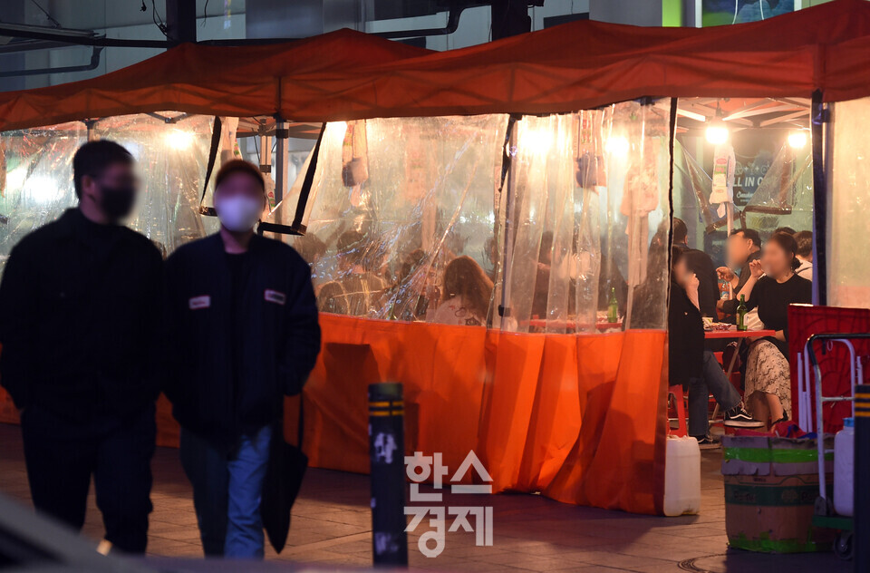 5일 서울 종로구 종각역 젊음의 거리 포장마차에 시민들이 북적이고 있다. 임민환 기자 limm@sporbiz.co.kr