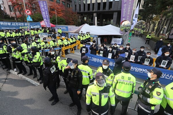 3일 서울 종로구 옛 일본대사관 앞에서 친일세력 청산을 주장하는 반일행동 집회와 보수 성향 단체인 자유연대의 집회가 동시에 열리고 있다./연합뉴스.