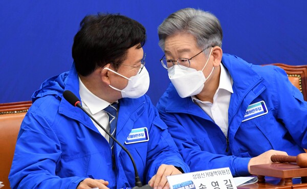더불어민주당 이재명 대선후보와 송영길 상임선거대책위원장이 8일 국회에서 열린 중앙선거대책위원회의에서 대화하고 있다. / 국회사진기자단