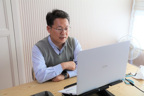 배성기 브릿지협동조합 이사장이 지난 2일 서울 은평구청 직원을 대상으로 '사회적 경제 공공구매 활성화 방안' 온라인 교육을 하고 있다. /사진=브릿지협동조합