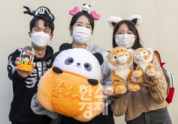 에버랜드(삼성물산 리조트부문, 사장 한승환)가 올해 개장 45주년을 맞아 고객들이 소장하고 있는 에버랜드 굿즈(상품) 사진과 영상을 SNS에 올려 자랑해보는 고객 참여 이벤트를 진행한다./에버랜드 제공