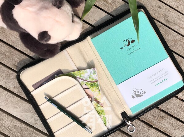 지난 1일부터 시작된 이번 이벤트에는 현재 자연농원 공중전화카드부터 1990년대 캐릭터 인형과 장난감은 물론, 최근 상품들까지 고객들의 애정이 묻어 나는 다양한 굿즈 사진과 영상들이 인스타그램에 올라오고 있다./에버랜드 제공