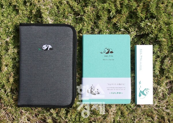 에버랜드는 오는 11일부터는 연말을 맞아 에버랜드 판다월드에 살고 있는 아기판다를 주인공으로 한 '오늘도, 푸바오' 포토 다이어리북을 와디즈 펀딩 고객 참여를 통해 새롭게 제작할 예정이다./에버랜드 제공