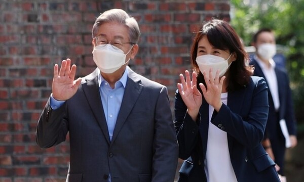 더불어민주당 대선 예비후보인 이재명 경기도지사와 부인 김혜경씨가 지난달 18일 오전 광주 남구 한 미혼모 시설을 방문하고 나와 인근 시설 관계자들과 인사하고 있다. / 연합뉴스