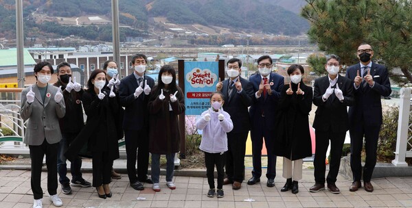 정태영 세이브더칠드런 사무총장(우측 네번째),  민명기 롯데제과  대표이사(우측 다섯번째),김영록 원통초 교장(좌측 다섯번째)./롯데제과 제공.