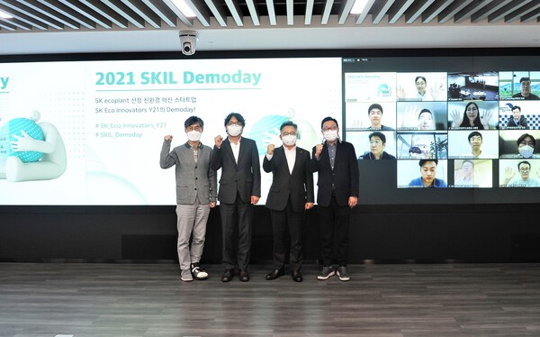 박경일 SK에코플랜트 대표이사(왼쪽 세 번째), 금한승 환경부 탄소중립위원회 사무처장(왼쪽 두 번째), 이덕준 D3쥬빌리 파트너스 대표(왼쪽 첫 번째)가 데모데이 행사 이후 기념촬영을 하고 있다. /SK에코플랜트 제공
