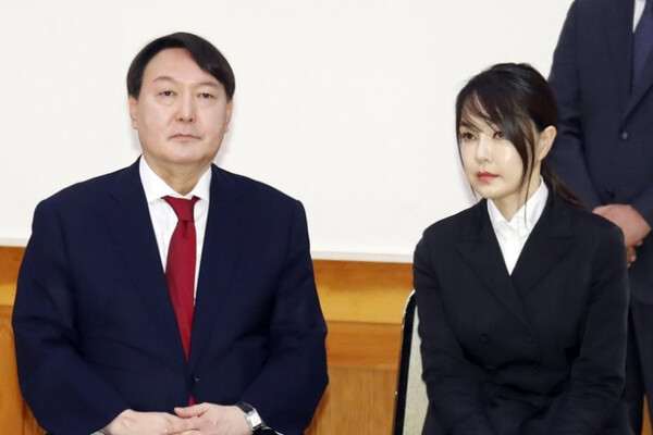 윤석열 국민의힘 대선후보(왼쪽)와 부인 김건희씨. / 연합뉴스