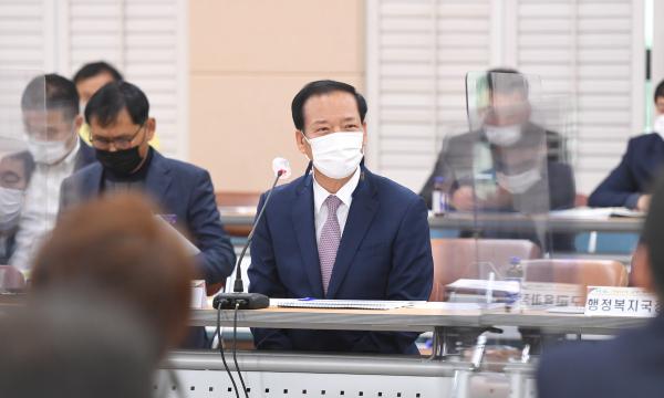 구인모 거창군수가 지난해 11월 거창군청 대회의실에서 열린 ‘2021년 군정 주요업무계획 열린 보고회’에 참석해 군민들의 의견을 경청하고 있다. / 거창군 제공.