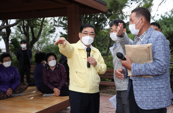 경상남도 창원시가 기초단체 ESG 평가에서 경남 1위에 올랐다. 허성무 창원시장이 현장 시찰에 나서고 있는 모습./창원시 제공.