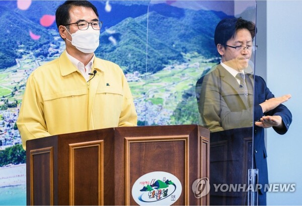 남해군은 경남 ESG 평가에서 종합 3위에 올랐다. 장충남 남해군수가 브리핑에 나선 모습./연합뉴스