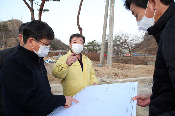 산청군이 경남 기초단체 ESG평가에서 환경부문 2위에 올랐다. 재난 취약시설을 둘러보고 있는 이재근 산청군수./산청군청 제공.
