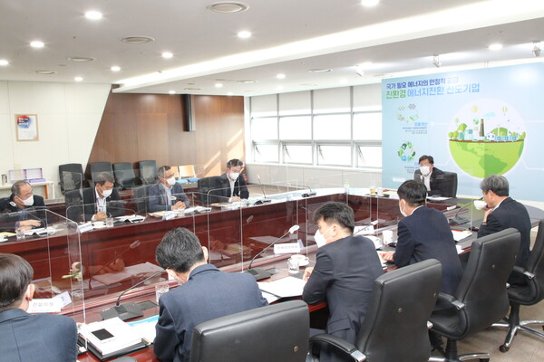 김영문 동서발전 사장이 전사 고위직을 대상으로 타운미팅을 열고 회사 청사진과 에너지전환 선도 방안 등에 대해 소통하고 있다./한국동서발전 제공.