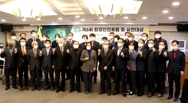 환경 전문언론사인 ‘환경안전포커스’가 지난 12일 서울 프레스센터에서 주최한 ‘제6회 환경안전포럼 및 시상식’이 열린 모습. / 환경안전포커스