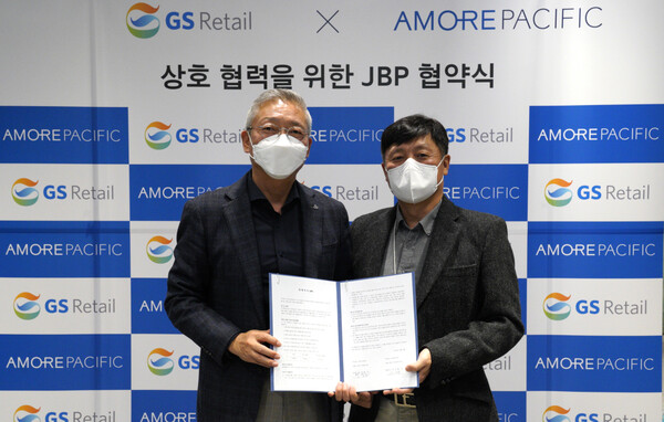 박영훈 GS리테일 디지털커머스BU장 부사장(오른쪽)과 안세홍 아모레퍼시픽 대표이사 가 GS샵과 아모레퍼시픽 JBP협약식을 마치고 기념촬영을 하고 있다. /사진=GS샵 제공