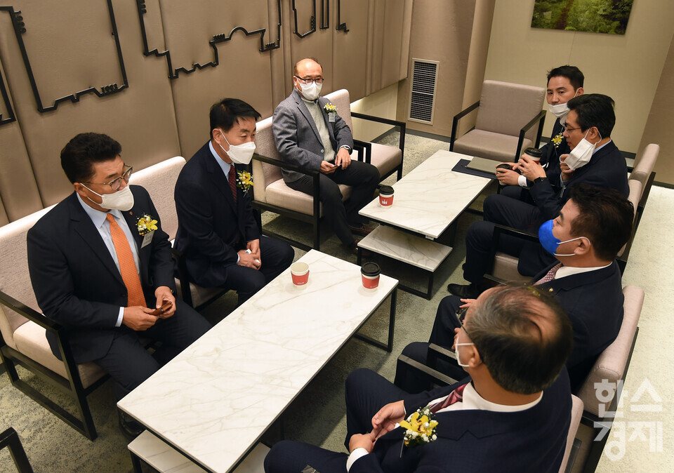 정순표(왼쪽 가운데) 한국스포츠경제 대표이사 등 내빈들이 VIP룸에서 환담을 나누고 있다.