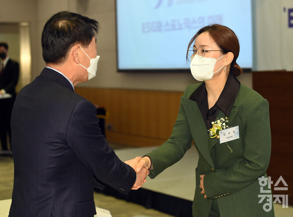 임오경(오른쪽) 국회의원이 한국스포츠경제 정순표 대표이사와 인사를 나누고 있다. 