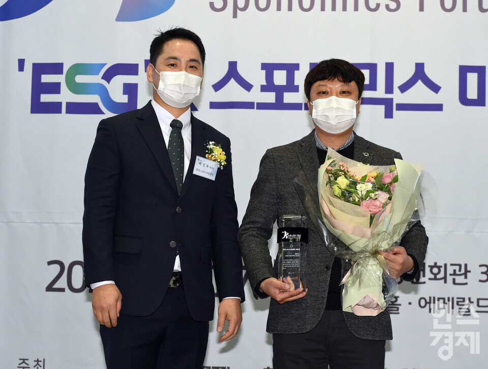 권상수(오른쪽) 대한산악연맹 사무처장, 한국스포츠산업협회 회장상 수상. 