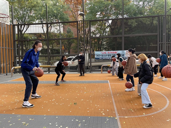 프로그램에 참가한 학생들이 전 농구선수 전태풍에게 농구를 배웠다. / 사단법인 한기범희망나눔 