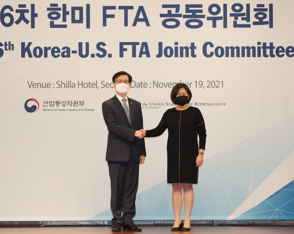 여한구 산업통상자원부 통상교섭본부장과 캐서린 타이 미국 무역대표부(USTR)대표가 19일 오후 서울 중구 신라호텔에서 열린 '제6차 한미 FTA 공동위원회'에서 기념촬영하고 있다. /사진=연합뉴스