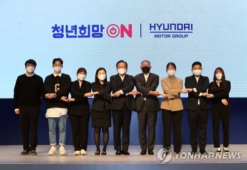 김부겸 국무총리(왼쪽 다섯번째부터)와 정의선 현대자동차그룹 회장이 22일 오전 경기도 고양시 일산 현대모터스튜디오에서 열린 청년희망ON에서 참석자들과 기념촬영을 하고 있다. /사진=연합뉴스