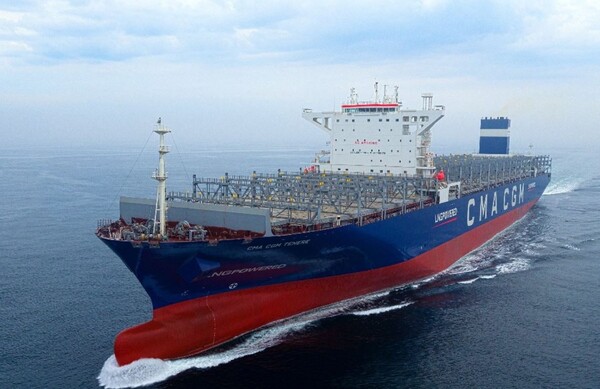 현대삼호중공업이 세계 최초로 건조해 지난해 9월 인도한 LNG추진 초대형 컨테이너선. / 사진제공: 한국조선해양