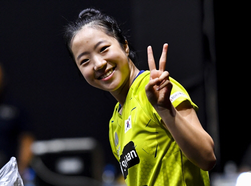 신유빈이 환하게 웃고 있다. /연합뉴스