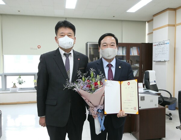 화성시의회 원유민 의장은 23일 국민건강보험공단 화성지사에서 시행한 일일명예지사장에 위촉됐다./화성시의회 제공