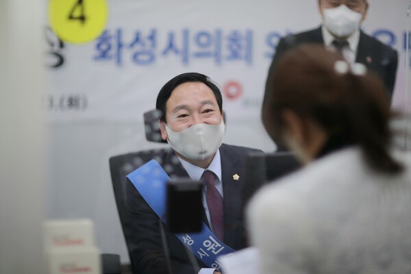 이날 원유민 의장은 내방고객의 건의사항 청취 및 민원 도우미 활동, 부서별 업무흐름 파악을 위한 결재 시연 등을 체험했다./화성시의회 제공