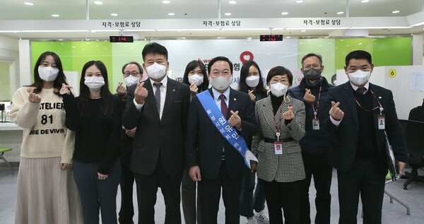 국민건강보험공단 화성지사는 화성시 병점2로 6(병점동, 금강빌딩 2,3층)에 위치하였으며, 지역의료보험 대상자 18만여 명, 직장의료보험 대상자 81만 여명, 총99만 여명의 가입자와, 8만4000여 명(8.99%)의 장기요양급여 대상자를 관리하고 있다.(2021.10.30.기준)/화성시의회 제공