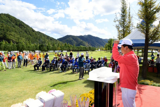 최문순 화천군수가 최근 열린 제11회 대한파크골프협회장기 전국 파크골프대회에서 인사말을 하고 있다. /화천군청