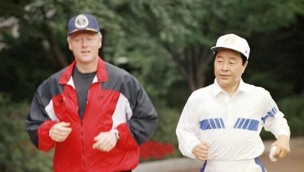 김영삼(오른쪽) 전 대통령이 1993년 7월 방한 중인 클린턴 당시 미국 대통령과 청와대에서 조깅하는 모습. /연합뉴스