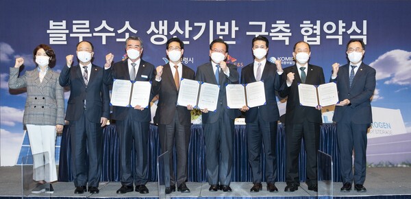 서울 소공동 롯데호텔에서 ‘충청남도 보령시 친환경 청정수소 생산 기반 구축을 위한 상호 협력’에 관한 업무 협약식 후 관계자들이 기념 촬영을 하고 있다. 왼쪽부터 한정애 환경부 장관, 홍남기 부총리 겸 기획재정부 장관, 김동일 보령시장, 양승조 충청남도지사, 김부겸 국무총리, 추형욱 SK E&S 대표이사, 김호빈 중부발전 사장, 문승욱 산업부 장관/한국중부발전