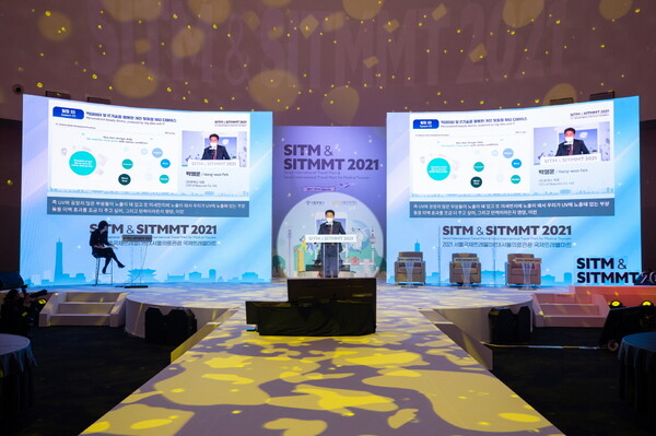 '2021 서울국제트래블마트X서울의료관광국제트래블마트'에서 서울관광설명회를 하는 모습. / 서울시 제공