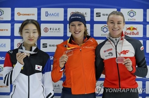ISU 쇼트트랙 월드컵 3차 여자 1000m 은메달 딴 최민정(왼쪽)의 모습이다. /연합뉴스