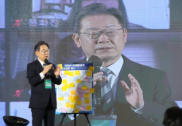 더불어민주당 이재명 대선후보가 29일 오전 광주시 서구 김대중컨벤션센터에서 열린 전국민 선대위회의에서 참가자들의 질문에 답하고 있다. / 연합뉴스