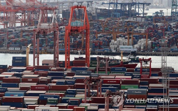 수출입 화물 컨테이너가 쌓인 부산항./연합뉴스