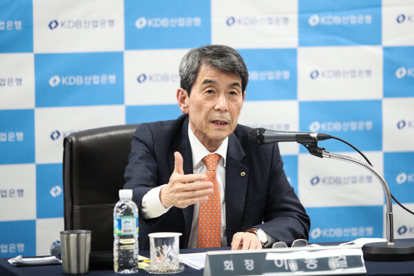 이동걸 산업은행 회장이 지난달 30일 서울 여의도 산업은행 본사에서 온라인 ‘이슈 브리핑’을 진행하고 있다. /KDB산업은행 제공