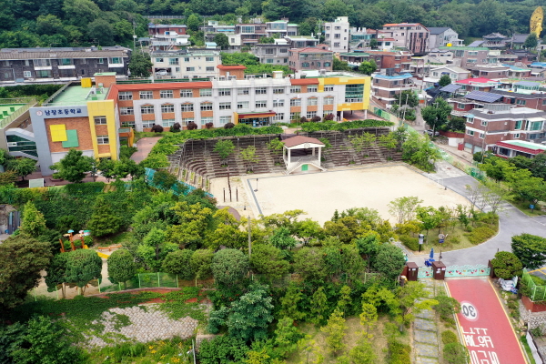 수원시의 지원으로 아토피 특성화 학교가 된 남창초등학교 주변이 푸른 나무로 둘러싸여 있다./수원시 제공